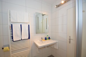 Apartemen | Kamar mandi | Shower dan pengering rambut