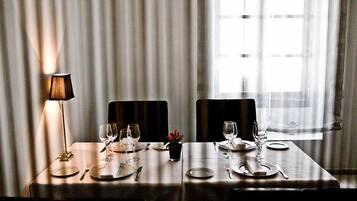 Comfort tweepersoonskamer | Dineren op de kamer