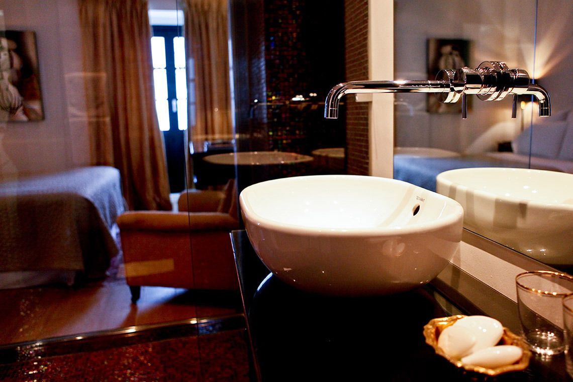 Comfort Double Room | Bathroom | Shower, free toiletries, hair dryer, towels