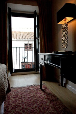 Literie de qualité supérieure, coffres-forts dans les chambres, bureau