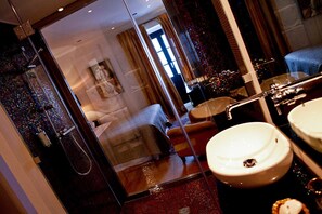 Comfort Double Room | Bathroom | Shower, free toiletries, hair dryer, towels - Hotel Boutique Aire de Ronda - Adults Only (Ronda)