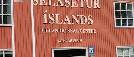 Punainen rakennus, jonka seinässä on teksti ”SELASETUR ISLANDS” ja ”ICELANDIC SEAL CENTER”, mikä osoittaa, että kyseessä on museo.