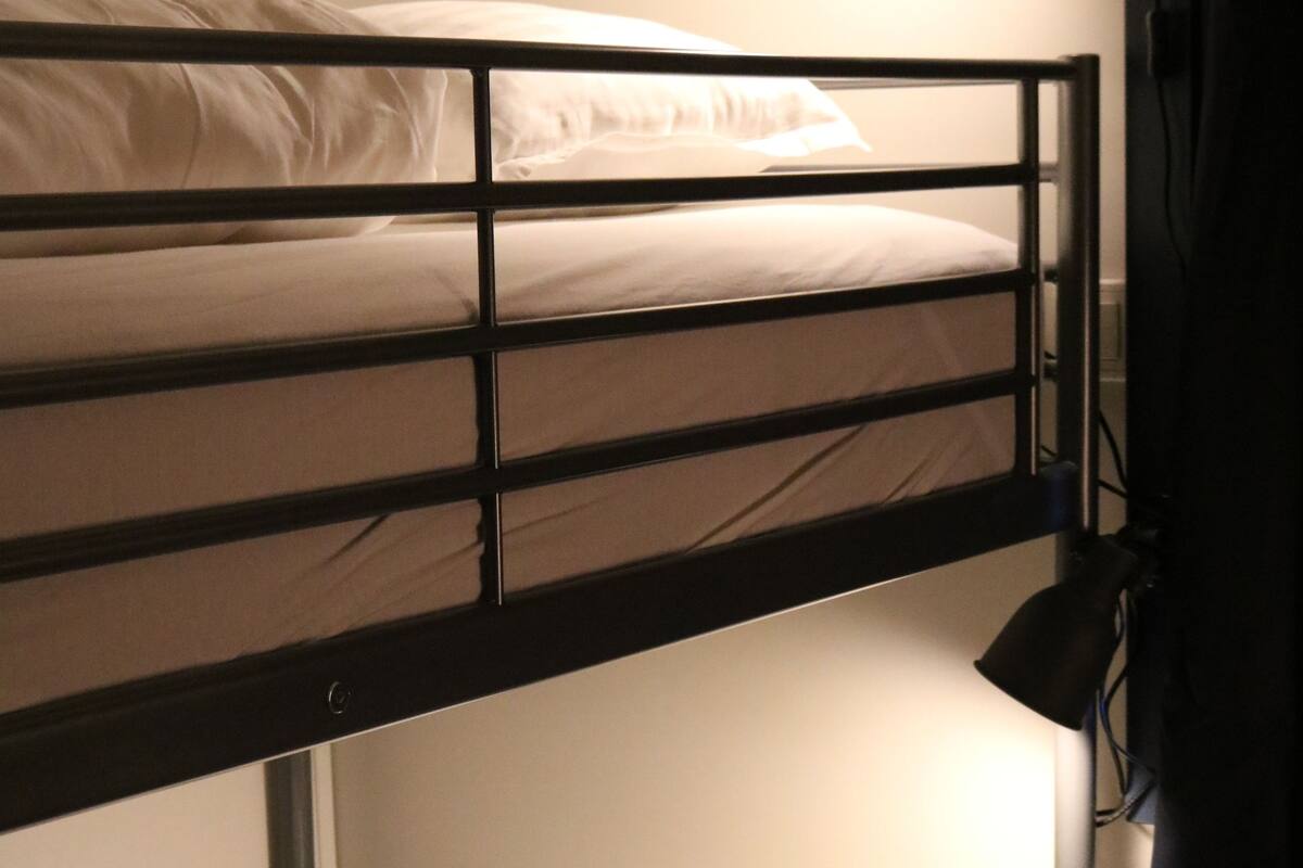 Ein Stockbett mit unterem Bett und Kopfteil.