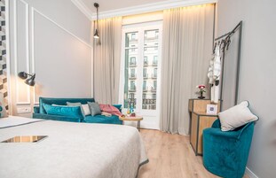 Frigobar, cofres nos quartos, cortinas blackout, quartos à prova de som