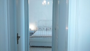 1 室のベッドルーム、低刺激性寝具、デスク、WiFi (無料)