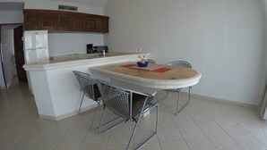 Basic-Apartment, 1 Schlafzimmer | Essbereich im Zimmer
