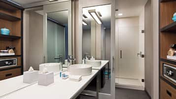 aloft, Habitación, 1 cama de matrimonio grande, no fumadores | Baño | Secador de pelo, toallas, jabón y champú