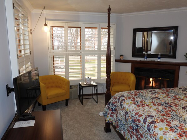 Deluxe Room, 1 King Bed, Fireplace
