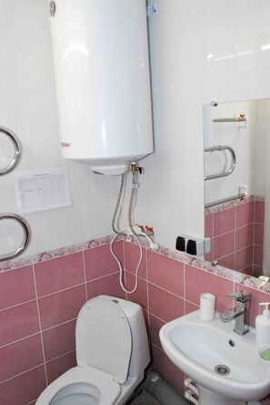 Family Quadruple Room | Bathroom | Shower, free toiletries, towels - Hostel na Gurtyeva (Oryol)