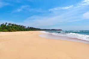 On the beach, beach towels, beach yoga - NOI Bentota - Villa Boutique (Bentota)