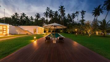 Outdoor pool, pool umbrellas, sun loungers