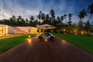 Außenpool, Sonnenschirme, Liegestühle