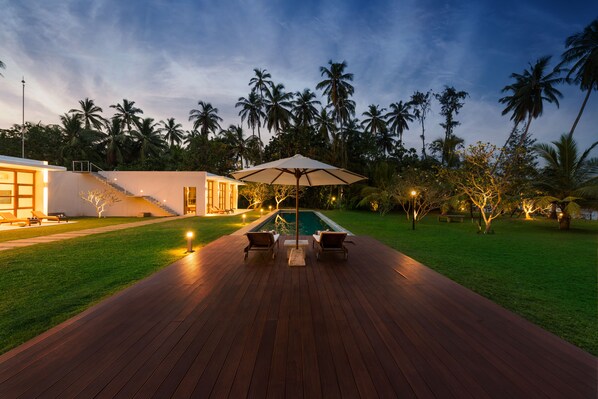 Outdoor pool, pool umbrellas, sun loungers - NOI Bentota - Villa Boutique (Bentota)