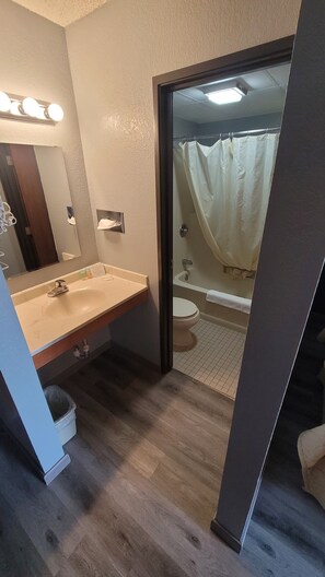 Traditional Room, 2 Queen Beds | Bathroom | Free toiletries, towels - Belgium Inn & Suites (Belgium)