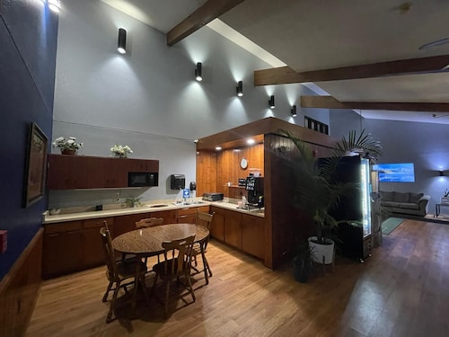Belgium Inn & Suites