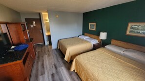 Habitació tradicional, 2 llits de matrimoni | Caixa forta a l'habitació, escriptori i habitacions insonoritzades 