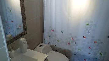 Comfort Apartment, 2 Bedrooms | Bathroom | Shower, towels