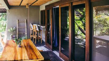 Studio Suite, 1 King Bed, Kitchen, Pool View | In-room safe, free WiFi, bed sheets