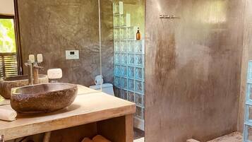 Studio Suite, 1 King Bed, Kitchen, Pool View | Bathroom | Shower, rainfall showerhead, hair dryer, towels