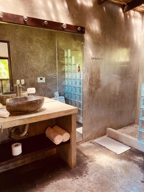 Studiosuite, 1 kingsize-seng, kjøkken, bassengutsikt | Bad | Dusj, regndusjhode, hårføner og håndklær
