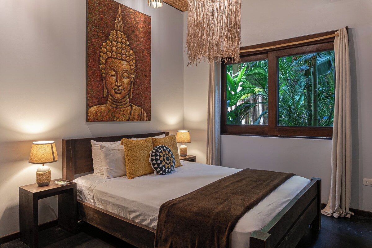 In-room safe, WiFi (free), bed sheets