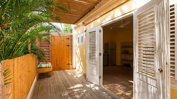 Happy Hummingbird ground floor two bedroom apartment,with garden view terrace and shared plunge pool | ํ
๋ผ์ค/ํํฐ์ค