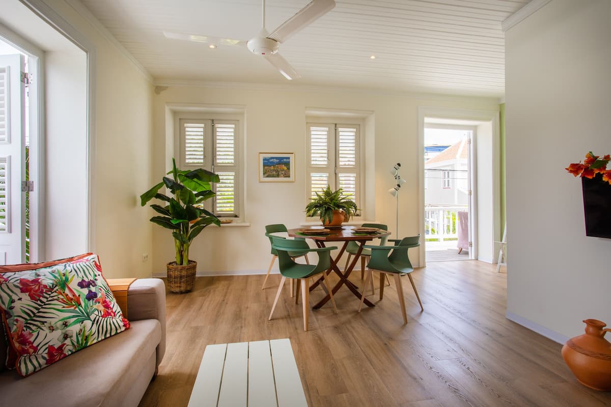 Premium Monumental top floor one bedroom apartment, with private balcony and shared plunge pool | Woonruimte | Een smart-tv, Netflix en streamingdiensten