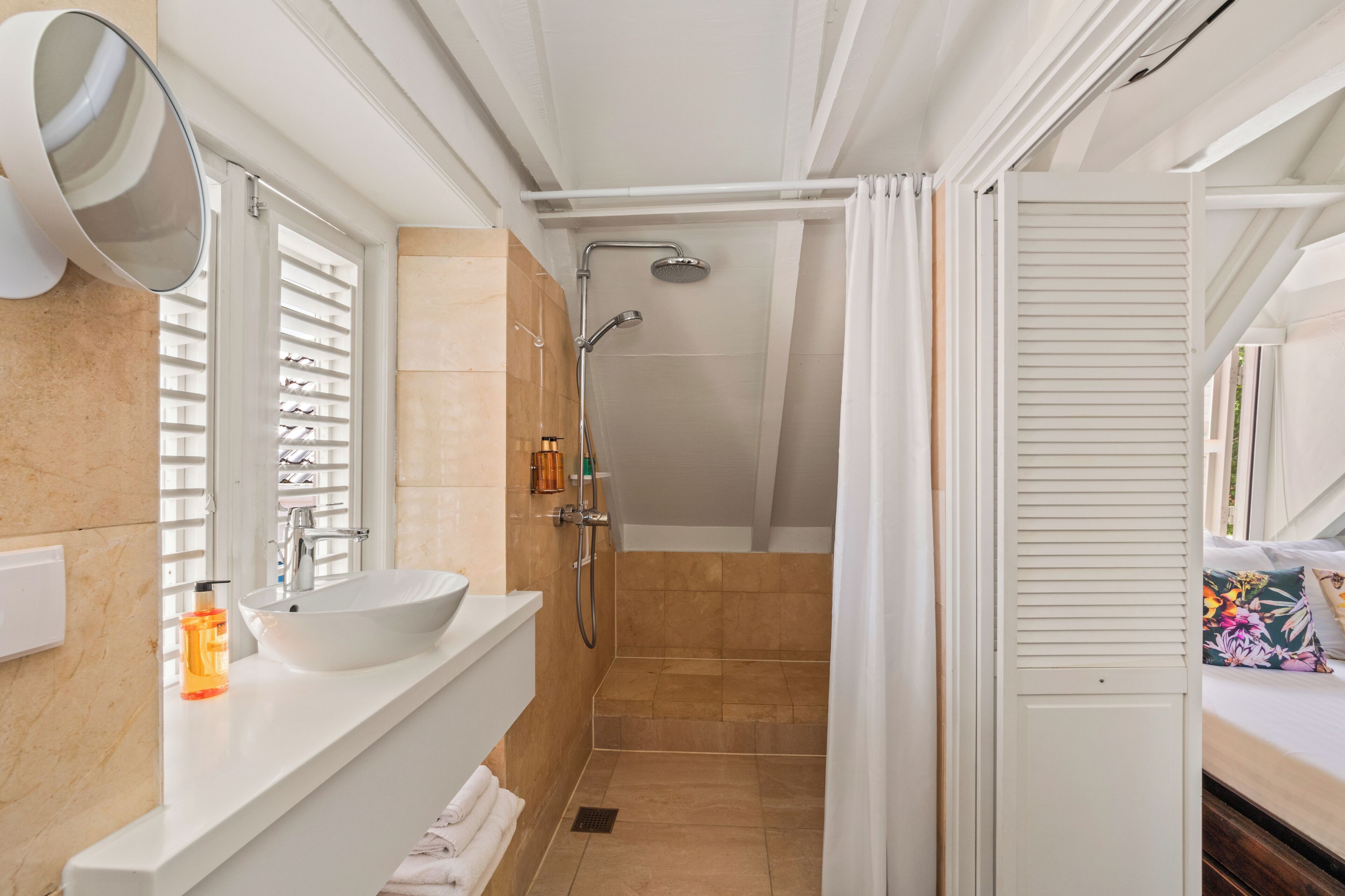 deluxe monumental house with private terrace | bathroom | shower, free toiletries, hair dryer, towels