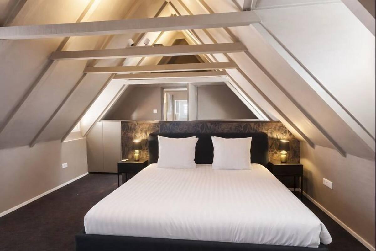Deluxe 2 Bedrooms Apartment | Sängtillbehör av högsta kvalitet och värdeförvaringsskåp på rummet
