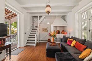 Ropa de cama de alta calidad y caja de seguridad en la habitación 