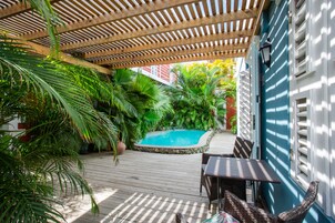 Cozy Cactus ground floor one bedroom apartment, with terrace and shared plunge pool | Terraza o patio