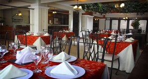 Se sirven desayunos, almuerzos y cenas; cocina local e internacional