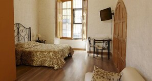 Escritorio, wifi gratis y ropa de cama