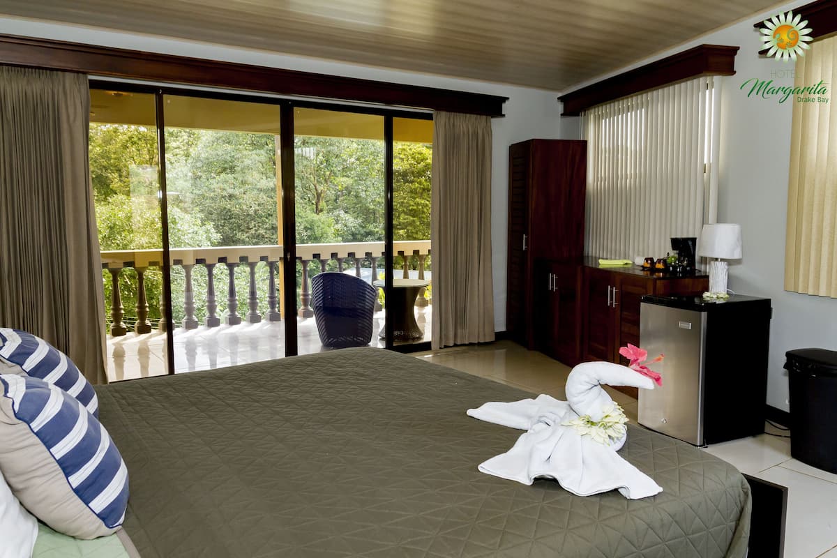 Superior Triple Room, 1 Bedroom, Mountain View | 1 bilik tidur, peti besi dalam bilik, dihias secara berasingan