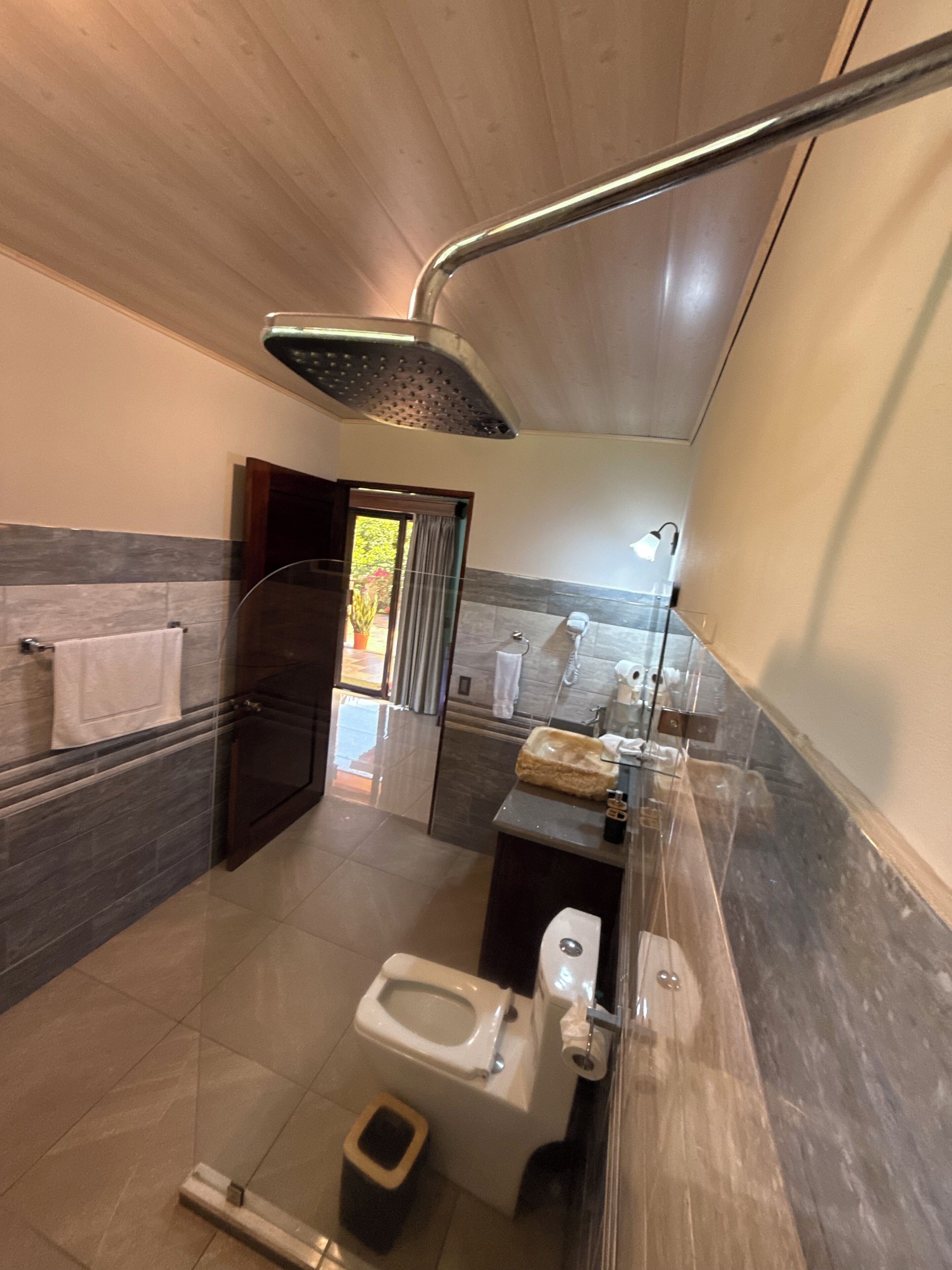Un baño moderno con ducha, inodoro y lavabo.