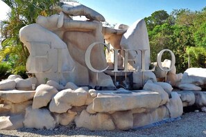 Una gran formación rocosa con la palabra "EL CIELLO" grabada, rodeada de rocas más pequeñas y vegetación.