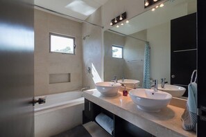 Casa | Banheiro | Chuveiro, secador de cabelo, toalhas de banho 