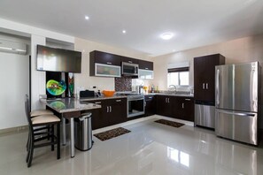 Kondominium Eksklusif | Dapur pribadi | Lemari es, microwave, oven, dan kompor