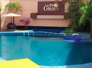 Área de piscina de hotel com placa indicando 'Hotel Cabildo'.
