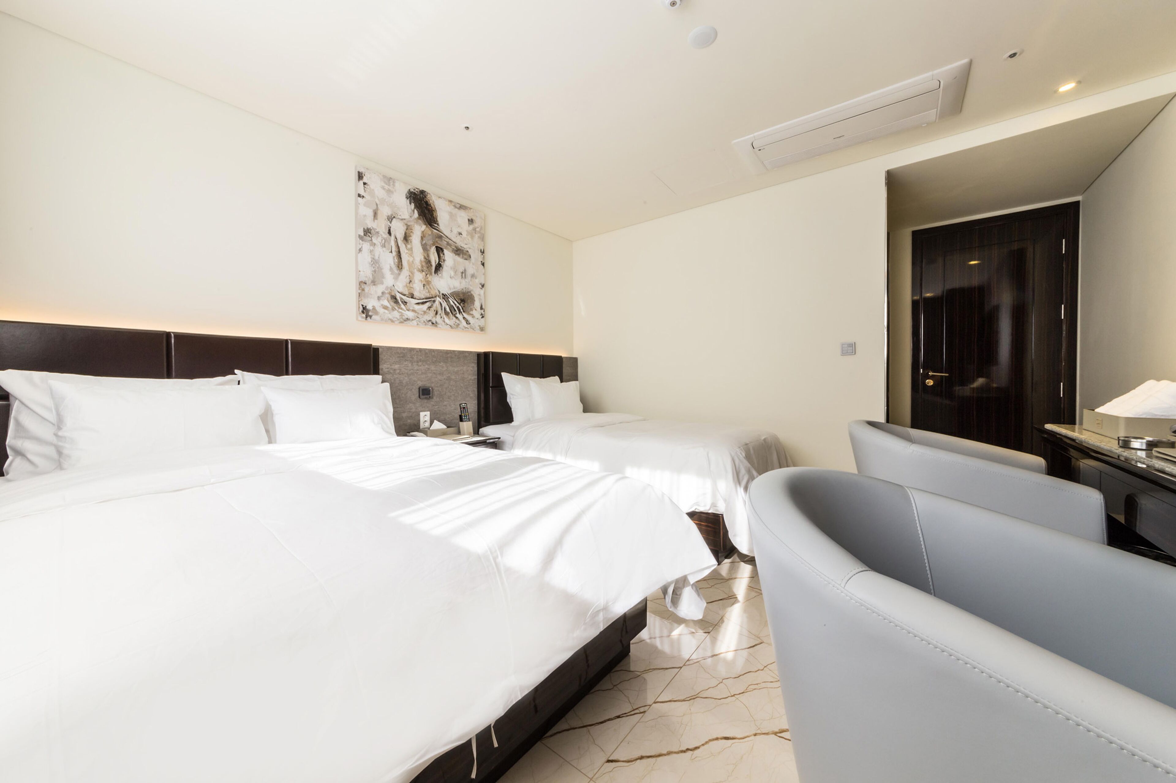 standard twin room | 1 bedroom, down duvets, individually decorated, individually furnished