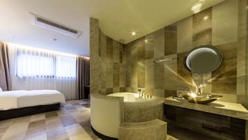 Suite Double | Down duvets, individually decorated, individually furnished, desk