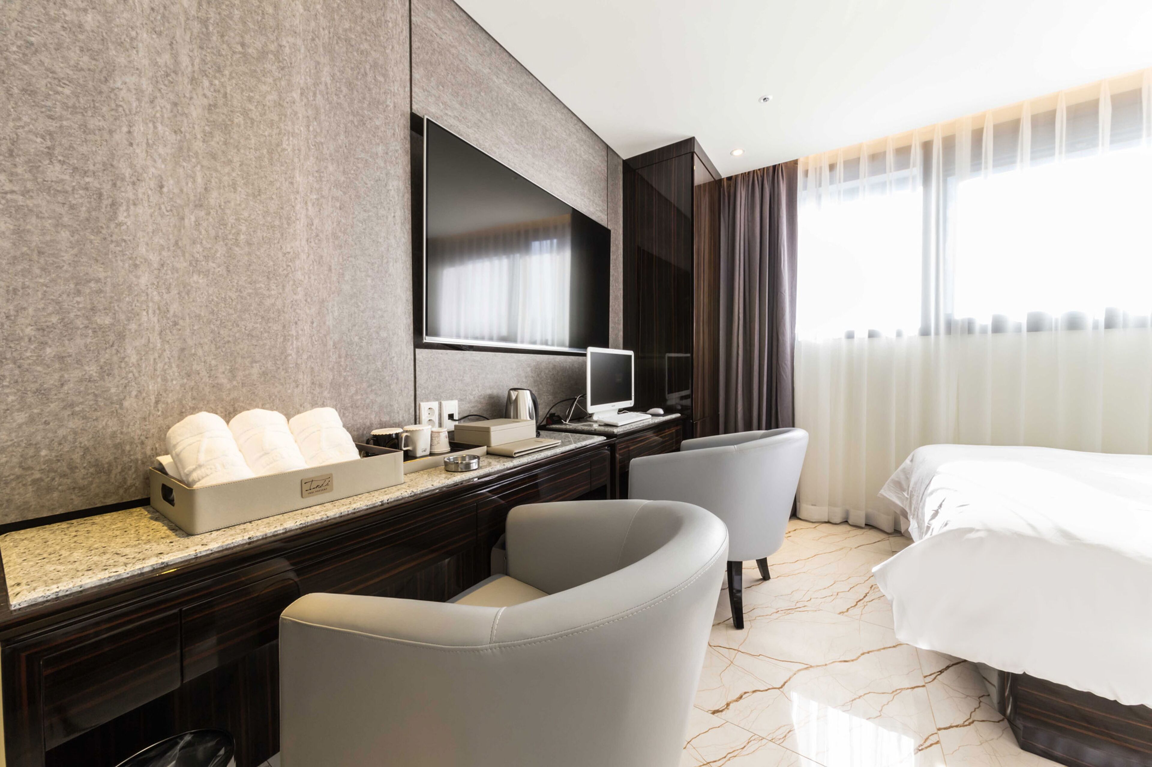 standard twin room | 1 bedroom, down duvets, individually decorated, individually furnished