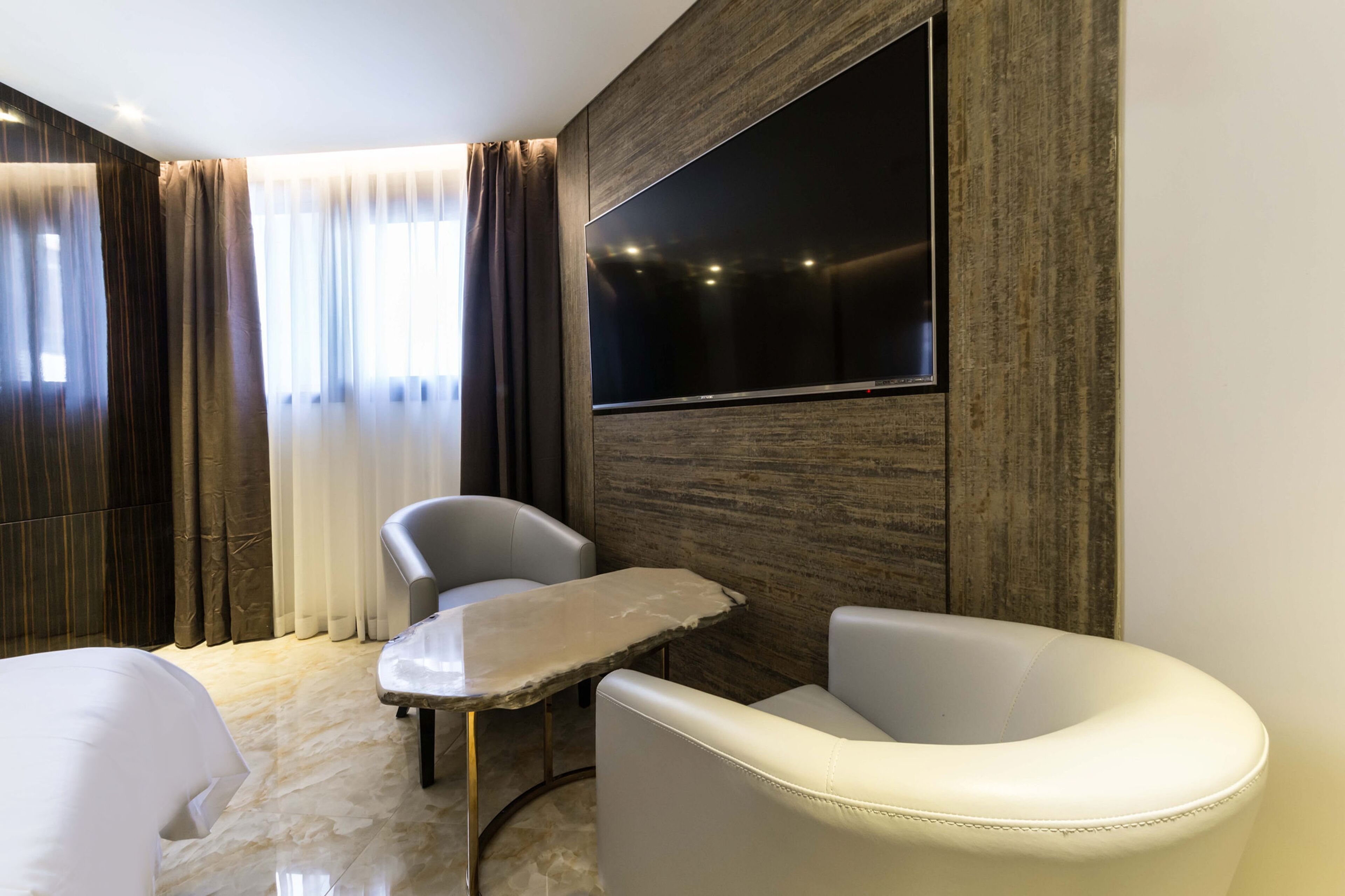 standard double room | 1 bedroom, down duvets, individually decorated, individually furnished