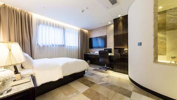 Suite Double | Down comforters, individually decorated, individually furnished, desk