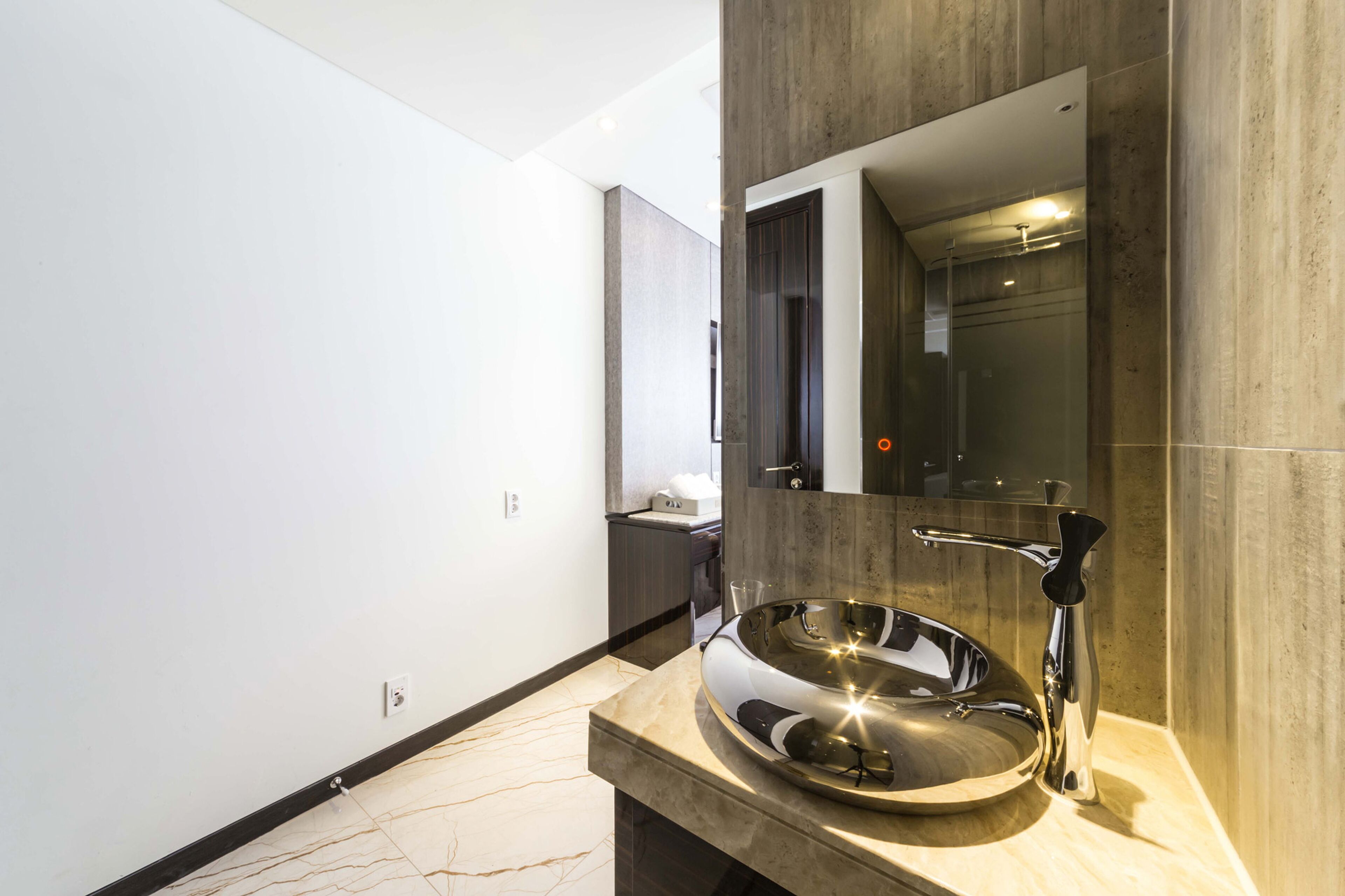 standard twin room | bathroom | bathtub, jetted bath, designer toiletries, hair dryer