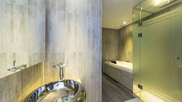 Camera Standard con 2 letti singoli | Bagno | Vasca, vasca idromassaggio, set di cortesia firmato, asciugacapelli