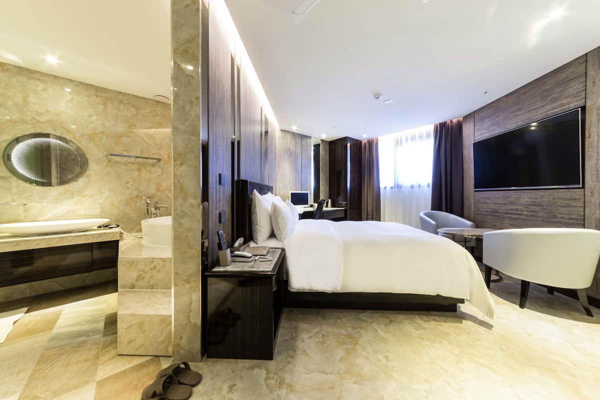 standard double room | 1 bedroom, down duvets, individually decorated, individually furnished