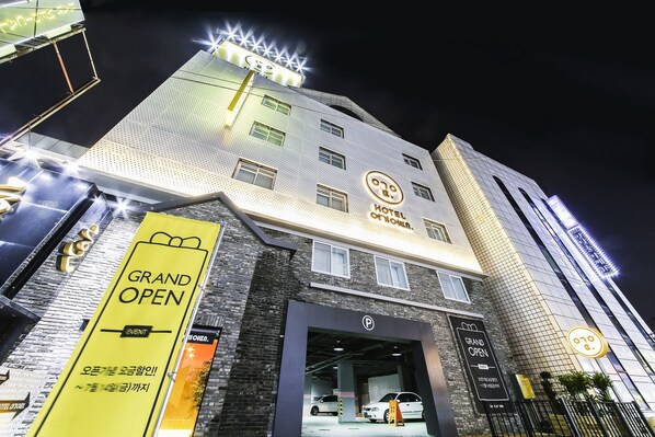 Front of property - evening/night - Hotel Yeogiuhtte Suwon Ingye (Suwon)
