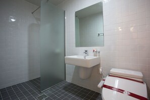 豪華雙人房 | 浴室 | 淋浴設備、免費梳洗用品