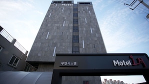 A tall building with a sign reading "Motel" at the top and "Motel LA" at the bottom. - May AVE (Yeoju)